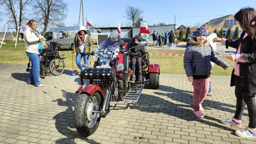 Akcję „Koła kręcą się w temacie ASD” zorganizowano w Gromadzicach